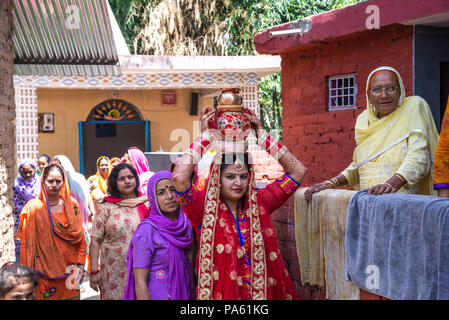 Un mariage traditionnel dans un petit village.troisième jour. La mariée dans la maison du marié prépare un repas pour les villageois.Inde juin 2018 Banque D'Images