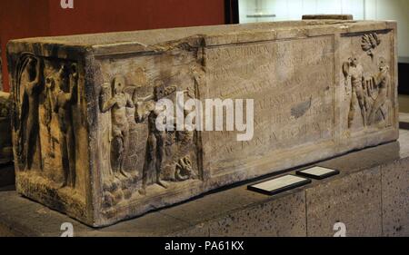 Sarcophage romain de l'ancien combattant Vitalis, avec des scènes de la mythologie grecque sur Hercule et Thésée. 2ème ANNONCE de siècle. Trouvés à Cologne, Allemagne. Musée romain-germanique. Cologne. L'Allemagne. Banque D'Images