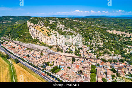 Avis de Mornas village avec sa forteresse. Vaucluse, France Banque D'Images