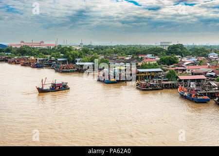 Kuala Kedah, Malaisie - Dec 7, 2017 : les bateaux de pêche à quai sur la rivière Kedah par détroit de Malacca en Malaisie vue depuis le pont de Kuala Kedah. Banque D'Images