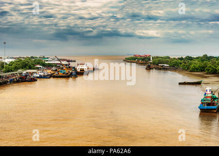 Kuala Kedah, Malaisie - Dec 7, 2017 : les bateaux de pêche à quai sur la rivière Kedah par détroit de Malacca à l'arrière-plan, Vue du pont de Kuala Banque D'Images