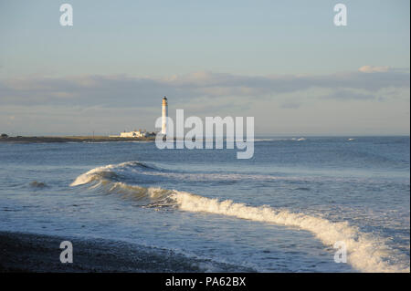 02-12-14. Dunbar, Ecosse, Royaume-Uni. Barns Ness phare et une vague de cintrage. Photo © Simon Grosset Banque D'Images