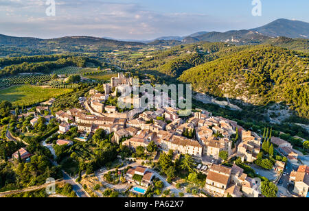 Vue aérienne de Barroux village avec son château - Provence, France Banque D'Images