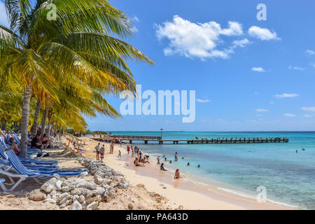 Grand Turk, Îles Turques et Caïques - 03 Avril 2014 : les passagers des navires de croisière au centre de croisière plage (plage SunRay) à Grand Turk. Banque D'Images