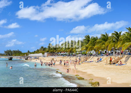 Grand Turk, Îles Turques et Caïques - 03 Avril 2014 : les passagers des navires de croisière au centre de croisière plage (plage SunRay) à Grand Turk. Banque D'Images