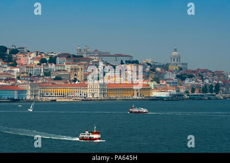 Vue sur les toits de la ville de Lisbonne avec des bateaux (cacilheiro) sur le Tage ; Concept pour voyager au Portugal et visiter Lisbonne Banque D'Images