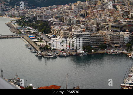 Un avis de la Harbour à Kavala, Grèce et une partie de la ville Banque D'Images