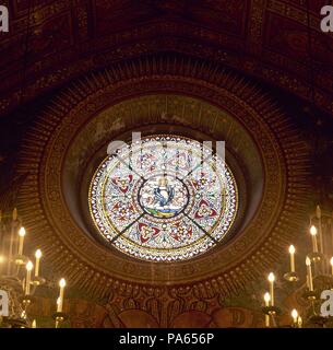 Eglise de Santa Maria. Construída en el siglo XIII y modificada en el siglo XVII. Detalle de una vidriera en la fachada del autel maire. Verdú. Provincia de Lleida. Comarca de l'Urgell. Cataluña. Banque D'Images