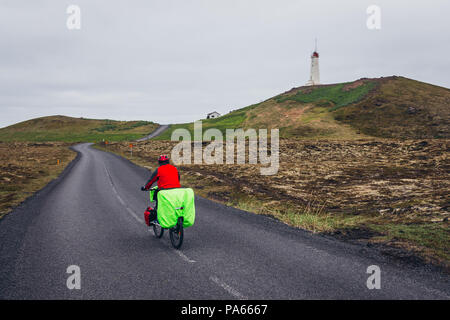 Route à côté de Reykjanesviti - le plus ancien phare en Islande, situé sur une péninsule du Sud - Reykjanesskagi Banque D'Images