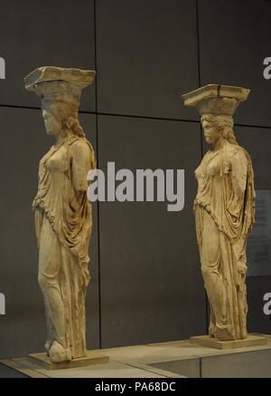 L'art grec à caryatide le porche de l'Erechtheion. Figures féminines drapées comme colonnes de soutien. Acropole d'Athènes, 421-407 BC. La Grèce. Musée de l'Acropole. Athènes. La Grèce. Banque D'Images