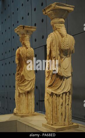 L'art grec à caryatide le porche de l'Erechtheion. Figures féminines drapées comme colonnes de soutien. Acropole d'Athènes, 421-407 BC. La Grèce. Musée de l'Acropole. Athènes. La Grèce. Banque D'Images