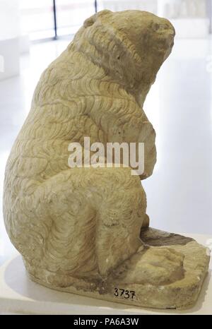 Artémis Brauronia ou sanctuaire. Leur dévouement. Statue d'un petit ours, Artemis' animal sacré. 4ème siècle avant J.-C.. Musée de l'Acropole. Athènes. La Grèce. Banque D'Images