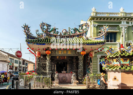 George Town, Penang, Malaisie - 8 déc 2017 : femme en face de Yap Kongsi Temple à George Town, Malaisie. Banque D'Images