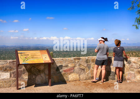 Personnes regardant le paysage de Sky Island au niveau inférieur du Mont Lemmon en Arizona Banque D'Images