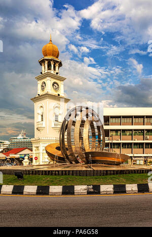 George Town, Malaisie - Jan 6, 2018 : l'art moderne sculpture à tour de l'horloge du Jubilé, à Penang, Malaisie. Il est de style mauresque de l'horloge, du Jubilé de pers Banque D'Images