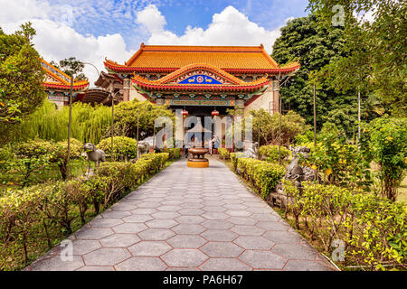 Penang, Malaisie - Dec 9, 2017 : Culte au temple bouddhiste Kek Lok Si complexe dans Penang. Il est dit être le plus grand temple bouddhiste à Malay Banque D'Images