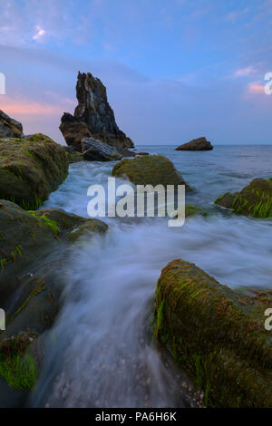 La première lumière à Little Downderry Beach in South East Cornwall Banque D'Images