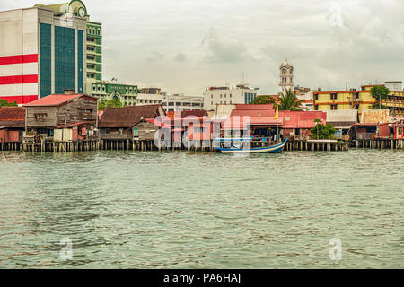 George Town, Penang, Malaisie - Dec 9, 2017 : Paysage à les jetées et de la ville de George Town bâtiments à l'arrière-plan. Banque D'Images