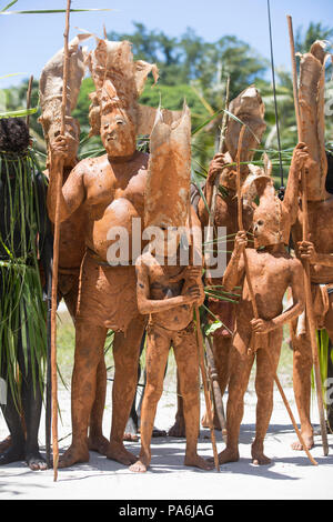 Les hommes de boue, Santa Ana, Îles Salomon Banque D'Images