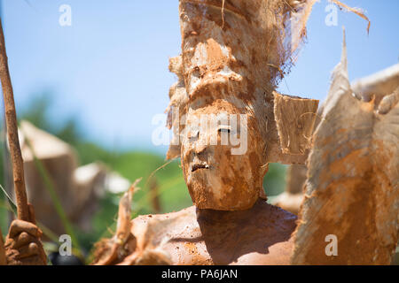 Les hommes de boue, Santa Ana, Îles Salomon Banque D'Images