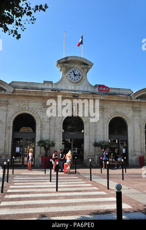 Jeune étudiant français avec valise rouge en arrivant à la gare de Béziers Banque D'Images