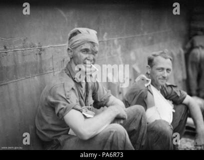 214 32e Bataillon (Australie) blessés Nouvelle Grande-bretagne Mars 1945 Banque D'Images