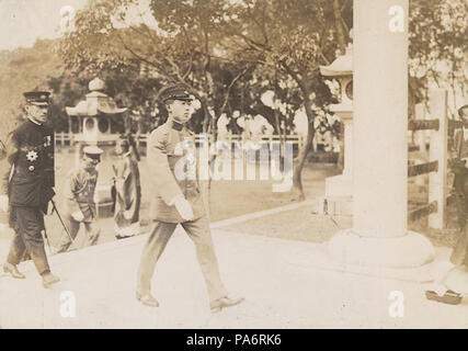 4 年日本皇太子裕仁訪拜臺灣神社 1923Prince Hirohito japonaise sur la façon de Taïwan Grand culte Banque D'Images