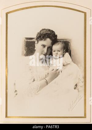 L'impératrice Alexandra Fiodorovna avec le nourrisson Anastasia, quatrième et dernière fille de Nicolas II. Musée : collection privée. Banque D'Images