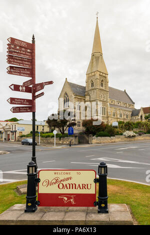 Panneau de bienvenue et l'église anglicane Saint Luc, Oamaru, Otago, île du Sud, Nouvelle-Zélande Banque D'Images