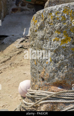 Bollard en pierre à Mousehole, Cornwall UK Banque D'Images