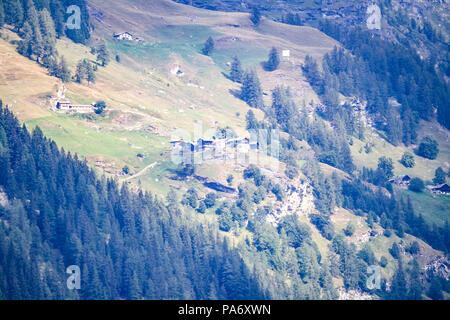 Belle vue sur les forêts, rivières, cascades, chalets et les animaux dans la Vallée de Gressoney situé dans la vallée d'Aoste, au nord de l'Italie. Banque D'Images