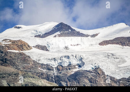 Belle vue sur les forêts, rivières, cascades, chalets et les animaux dans la Vallée de Gressoney situé dans la vallée d'Aoste, au nord de l'Italie. Banque D'Images