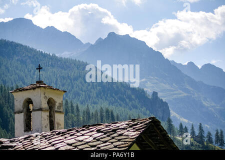 Belle vue sur les forêts, rivières, cascades, chalets et les animaux dans la Vallée de Gressoney situé dans la vallée d'Aoste, au nord de l'Italie. Banque D'Images