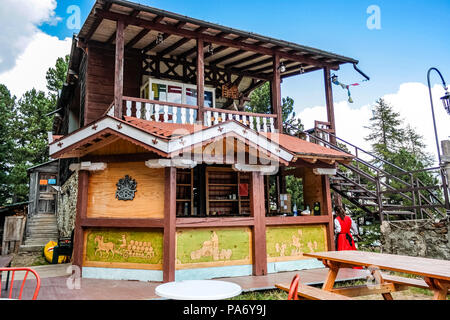 Belle vue sur les forêts, rivières, cascades, chalets et les animaux dans la Vallée de Gressoney situé dans la vallée d'Aoste, au nord de l'Italie. Banque D'Images