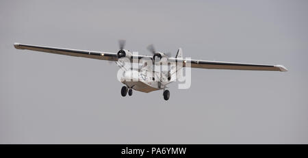 Farnborough, Hampshire, Royaume-Uni. 20 juillet, 2018. Dernière journée de la biennale Farnborough International Airshow 2018 Commerce FIA, généralement une journée de transition que les clients quittent en jets VIP et les membres du public arrivent à regarder l'accumulation pour le week-end public meeting aérien. Une variété d'appareils militaires plus âgés arrivent à prendre part à la fin de semaine, le vol et l'exposition statique, dont un hydravion Catalina PYB. Credit : Malcolm Park/Alamy Live News. Banque D'Images