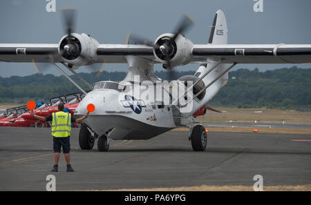 Farnborough, Hampshire, Royaume-Uni. 20 juillet, 2018. Dernière journée de la biennale Farnborough International Airshow 2018 Commerce FIA, généralement une journée de transition que les clients quittent en jets VIP et les membres du public arrivent à regarder l'accumulation pour le week-end public meeting aérien. Une variété d'appareils militaires plus âgés arrivent à prendre part à la fin de semaine, le vol et l'exposition statique, dont un hydravion Catalina PYB. Credit : Malcolm Park/Alamy Live News. Banque D'Images