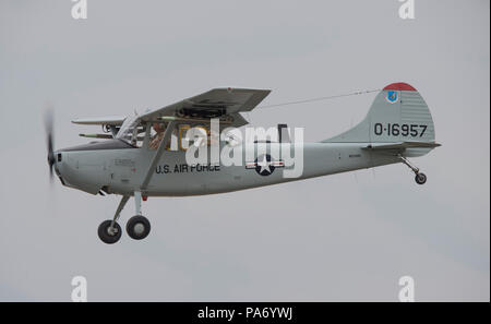 Farnborough, Hampshire, Royaume-Uni. 20 juillet, 2018. Dernière journée de la biennale Farnborough International Airshow 2018 Commerce FIA, généralement une journée de transition que les clients quittent en jets VIP et les membres du public arrivent à regarder l'accumulation pour le week-end public meeting aérien. Une variété d'appareils militaires plus âgés arrivent à prendre part à la fin de semaine, le vol et l'exposition statique, y compris un Cessna Bird Dog O1. Credit : Malcolm Park/Alamy Live News. Banque D'Images