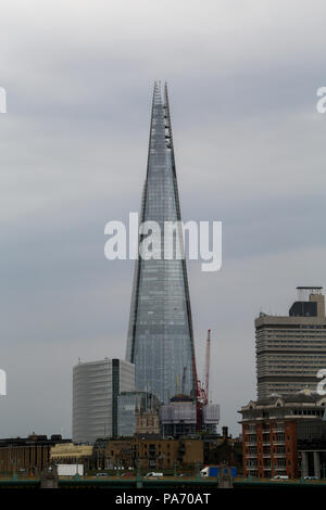 Ville de Londres. Londres. UK 20 Juillet 2018 - Vue sur le Shard sur un jour nuageux que la canicule se poursuit au Royaume-Uni avec plus de 40 jours consécutifs sans précipitations. Les prévisions du Met Office la canicule se poursuivra avec des températures pour atteindre 33 degrés celsius en milieu de la semaine prochaine. Credit : Dinendra Haria/Alamy Live News Banque D'Images