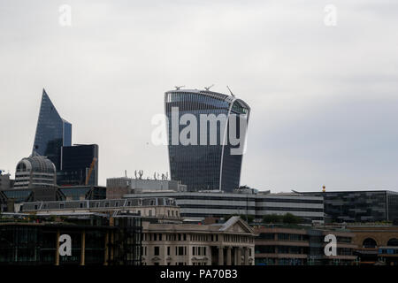 Ville de Londres. Londres. UK 20 Juillet 2018 - Jardins de voir le ciel, également appelé Bâtiment talkie walkie à 20 Fenchurch sur un jour nuageux que la canicule se poursuit au Royaume-Uni avec plus de 40 jours consécutifs sans précipitations. Les prévisions du Met Office la canicule se poursuivra avec des températures pour atteindre 33 degrés celsius en milieu de la semaine prochaine. Credit : Dinendra Haria/Alamy Live News Banque D'Images