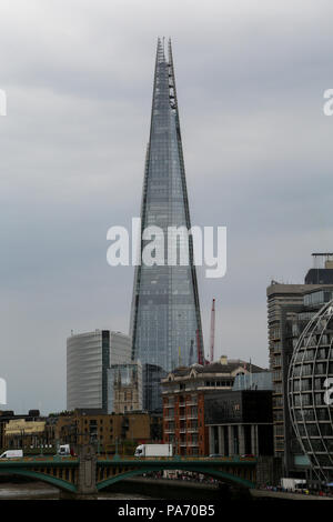 Ville de Londres. Londres. UK 20 Juillet 2018 - Vue sur le Shard sur un jour nuageux que la canicule se poursuit au Royaume-Uni avec plus de 40 jours consécutifs sans précipitations. Les prévisions du Met Office la canicule se poursuivra avec des températures pour atteindre 33 degrés celsius en milieu de la semaine prochaine. Credit : Dinendra Haria/Alamy Live News Banque D'Images