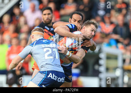 20 JUILLET 2018 , Mend-A-Jungle flexible Stadium, Angleterre ; Betfred Super League, Castleford Tigers v Huddersfield Giants ; Michael Shenton de Castleford Tigers est abordé Banque D'Images