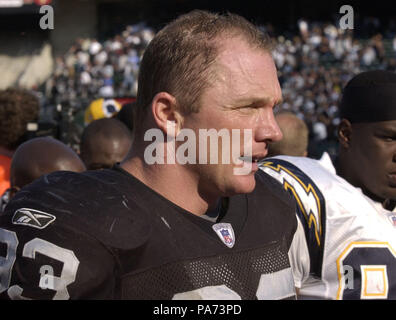 Oakland, Californie, USA. 28 Sep, 2003. Oakland Raiders attaquer Armstrong Trace défensive (93) le dimanche 28 septembre 2003, à Oakland, Californie. Les raiders défait les chargeurs 34-31 en prolongation. Crédit : Al Golub/ZUMA/Alamy Fil Live News Banque D'Images