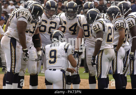 Oakland, Californie, USA. 28 Sep, 2003. San Diego Chargers quarterback Drew Brees (9) dans le caucus le dimanche 28 septembre 2003, à Oakland, Californie. Les raiders défait les chargeurs 34-31 en prolongation. Crédit : Al Golub/ZUMA/Alamy Fil Live News Banque D'Images