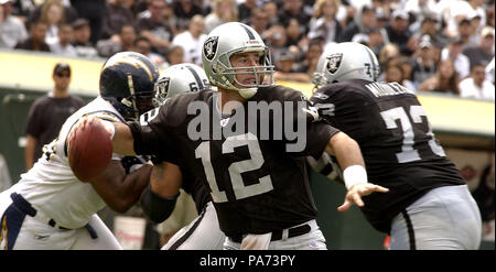 Oakland, Californie, USA. 28 Sep, 2003. Oakland Raiders quarterback riche Gannon (12) le dimanche 28 septembre 2003, à Oakland, Californie. Les raiders défait les chargeurs 34-31 en prolongation. Crédit : Al Golub/ZUMA/Alamy Fil Live News Banque D'Images