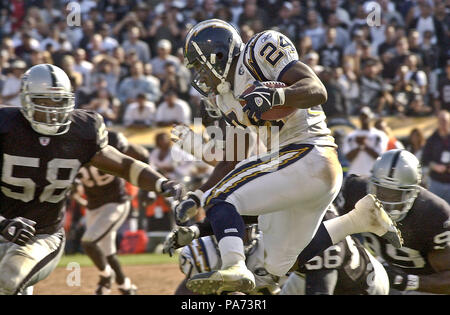 Oakland, Californie, USA. 28 Sep, 2003. San Diego Chargers running back Jesse Chatman (24) le dimanche 28 septembre 2003, à Oakland, Californie. Les raiders défait les chargeurs 34-31 en prolongation. Crédit : Al Golub/ZUMA/Alamy Fil Live News Banque D'Images