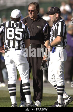 Oakland, Californie, USA. 14 Décembre, 2003. L'entraîneur-chef Brian Billick Raven parle aux arbitres le Dimanche, Décembre 12, 2003, dans la région de Oakland, Californie. Les raiders défait les Ravens 20-12. Crédit : Al Golub/ZUMA/Alamy Fil Live News Banque D'Images