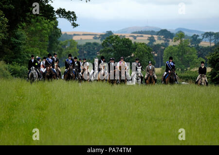 KELSO, ÉCOSSE - 21 juillet : Kelso Semaine civique - at Yetholm Rideout ; les directeurs d'entraîner un galop au-dessus des champs à proximité de Kelso au début de l'At Yetholm Rideout durant la semaine civique Kelso, un festival annuel, une partie de la saison de conduite commune des Scottish Borders. Le 21 juillet 2018 à Kelso. Crédit : Rob Gray/Alamy Live News Banque D'Images