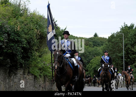 KELSO, ÉCOSSE - 21 juillet : Kelso Semaine civique - at Yetholm Rideout ; Sean Crochet, Laddie Kelso avec sa gauche et droit des hommes, Ian Whellans (2016) et Craig Logan Laddie (2017) suivie de Laddie plus de 200 chevaux et cavaliers au début de l'At Yetholm Rideout durant la semaine civique Kelso, un festival annuel, une partie de la saison de conduite commune des Scottish Borders. Le 21 juillet 2018 à Kelso. Crédit : Rob Gray/Alamy Live News Banque D'Images