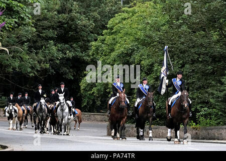 KELSO, ÉCOSSE - 21 juillet : Kelso Semaine civique - at Yetholm Rideout ; Sean Crochet, Laddie Kelso avec sa gauche et droit des hommes, Ian Whellans (2016) et Craig Logan Laddie (2017) suivie de Laddie plus de 200 chevaux et cavaliers au début de l'At Yetholm Rideout durant la semaine civique Kelso, un festival annuel, une partie de la saison de conduite commune des Scottish Borders. Le 21 juillet 2018 à Kelso. Crédit : Rob Gray/Alamy Live News Banque D'Images