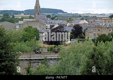 KELSO, ÉCOSSE - 21 juillet : Kelso Semaine civique - at Yetholm Rideout ; Sean Crochet, Laddie Kelso avec sa gauche et droit des hommes, Ian Whellans (2016) et Craig Logan Laddie (2017) suivie de Laddie plus de 200 chevaux et cavaliers sur pont Rennie, sur la rivière Tweed au début de l'At Yetholm Rideout durant la semaine civique Kelso, un festival annuel, une partie de la saison de conduite commune des Scottish Borders. Le 21 juillet 2018 à Kelso. Crédit : Rob Gray/Alamy Live News Banque D'Images